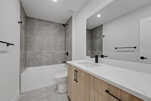 646 25 Avenue Nw, Calgary, AB - Indoor Photo Showing Bathroom