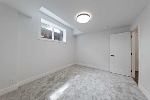 646 25 Avenue Nw, Calgary, AB - Indoor Photo Showing Other Room