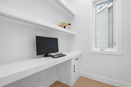 646 25 Avenue Nw, Calgary, AB - Indoor Photo Showing Other Room