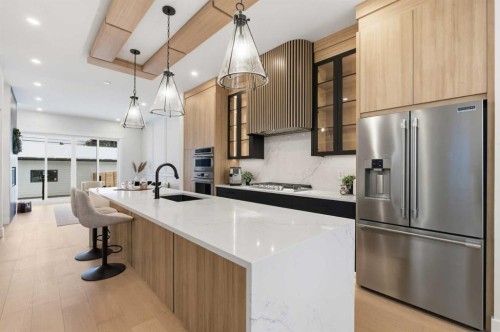 646 25 Avenue Nw, Calgary, AB - Indoor Photo Showing Kitchen With Stainless Steel Kitchen With Upgraded Kitchen