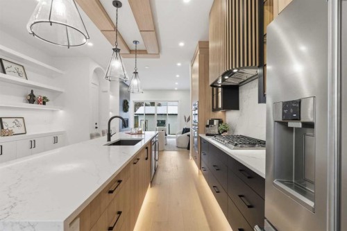 646 25 Avenue Nw, Calgary, AB - Indoor Photo Showing Kitchen With Upgraded Kitchen