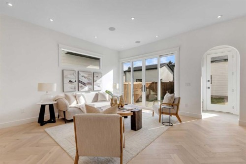 1741 48 Avenue Sw, Calgary, AB - Indoor Photo Showing Living Room