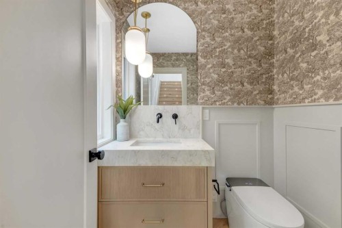 1741 48 Avenue Sw, Calgary, AB - Indoor Photo Showing Bathroom