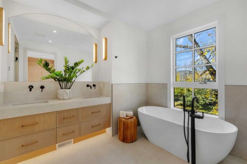 1741 48 Avenue Sw, Calgary, AB - Indoor Photo Showing Bathroom