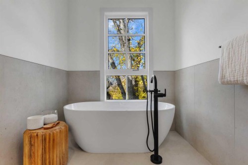 1741 48 Avenue Sw, Calgary, AB - Indoor Photo Showing Bathroom