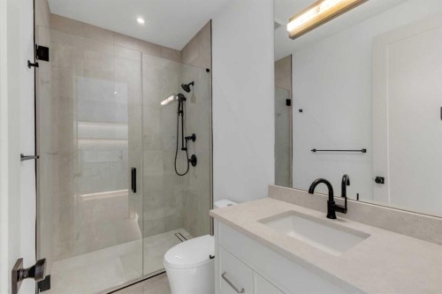 1741 48 Avenue Sw, Calgary, AB - Indoor Photo Showing Bathroom