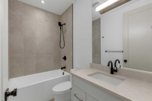 1741 48 Avenue Sw, Calgary, AB - Indoor Photo Showing Bathroom