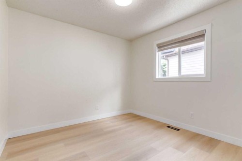 204 Hawkhill Way Nw, Calgary, AB - Indoor Photo Showing Other Room