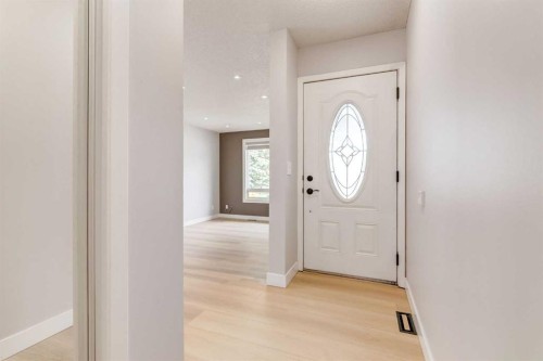 204 Hawkhill Way Nw, Calgary, AB - Indoor Photo Showing Other Room