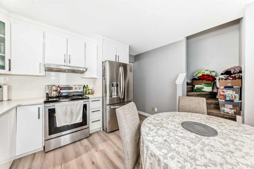 7 Martinview Crescent, Calgary, AB - Indoor Photo Showing Kitchen