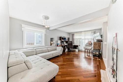 7 Martinview Crescent, Calgary, AB - Indoor Photo Showing Living Room