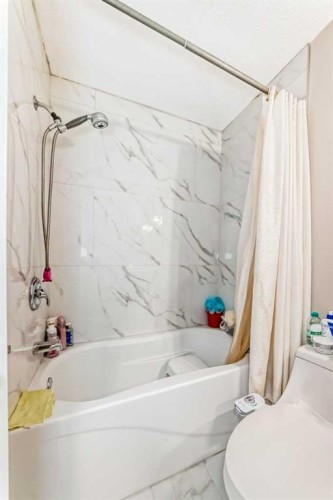 7 Martinview Crescent, Calgary, AB - Indoor Photo Showing Bathroom