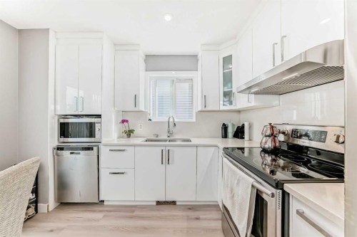 7 Martinview Crescent, Calgary, AB - Indoor Photo Showing Kitchen