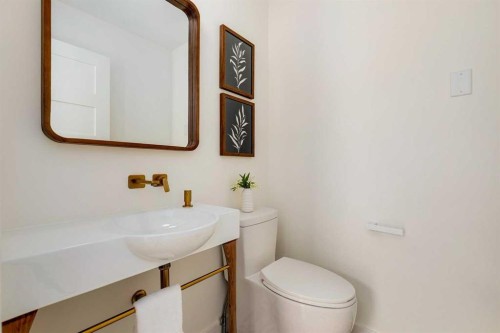 1612 16A Street Se, Calgary, AB - Indoor Photo Showing Bathroom