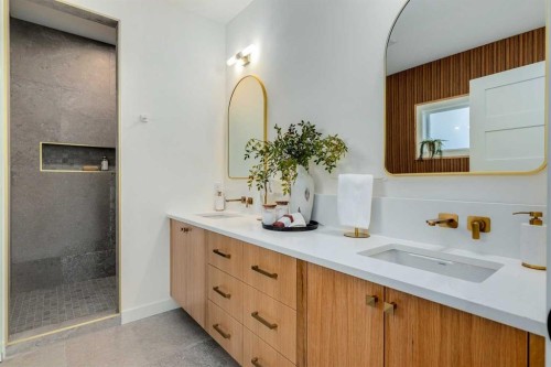 1612 16A Street Se, Calgary, AB - Indoor Photo Showing Bathroom