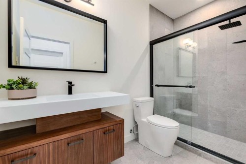 1612 16A Street Se, Calgary, AB - Indoor Photo Showing Bathroom