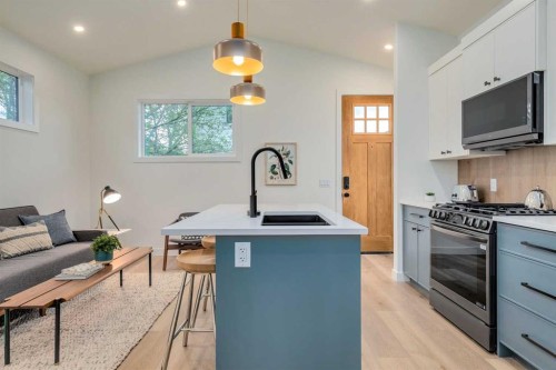 1612 16A Street Se, Calgary, AB - Indoor Photo Showing Kitchen