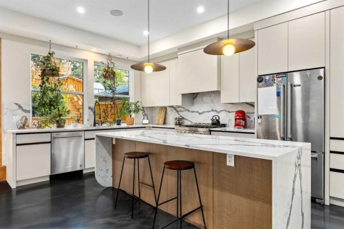 1129 Maggie Street Se, Calgary, AB - Indoor Photo Showing Kitchen With Upgraded Kitchen