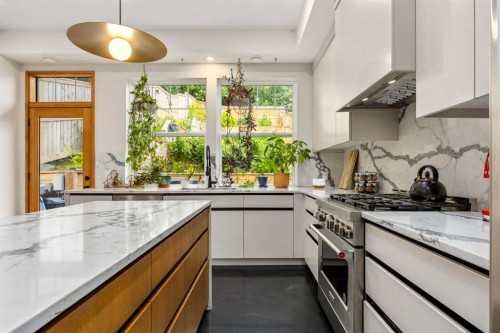 1129 Maggie Street Se, Calgary, AB - Indoor Photo Showing Kitchen With Upgraded Kitchen
