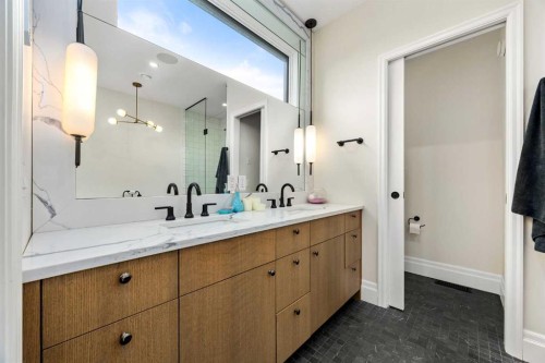 1129 Maggie Street Se, Calgary, AB - Indoor Photo Showing Bathroom