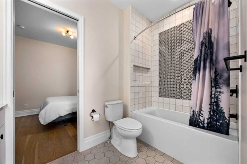 1129 Maggie Street Se, Calgary, AB - Indoor Photo Showing Bathroom