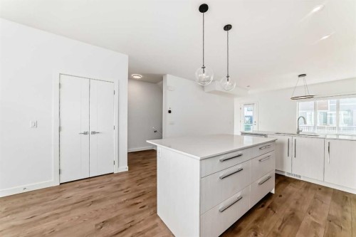 605-335 Creekside Boulevard Sw, Calgary, AB - Indoor Photo Showing Kitchen With Upgraded Kitchen