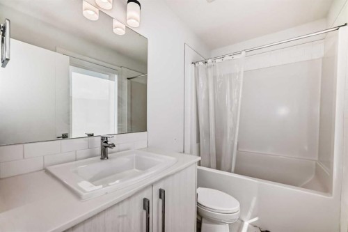 605-335 Creekside Boulevard Sw, Calgary, AB - Indoor Photo Showing Bathroom