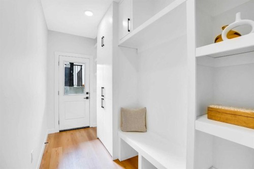 4711 19 Avenue Nw, Calgary, AB - Indoor Photo Showing Other Room