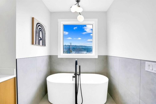 4711 19 Avenue Nw, Calgary, AB - Indoor Photo Showing Bathroom