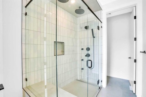 4711 19 Avenue Nw, Calgary, AB - Indoor Photo Showing Bathroom