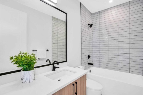 4711 19 Avenue Nw, Calgary, AB - Indoor Photo Showing Bathroom