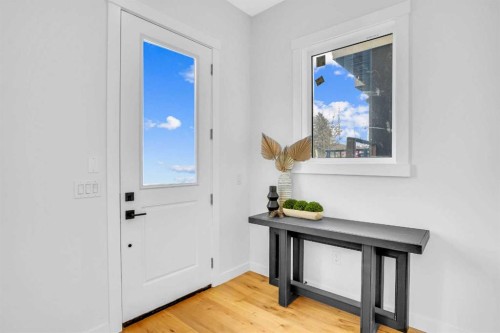 4711 19 Avenue Nw, Calgary, AB - Indoor Photo Showing Other Room