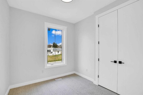 4711 19 Avenue Nw, Calgary, AB - Indoor Photo Showing Other Room