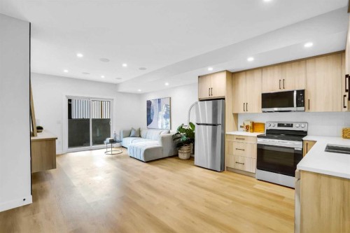 4711 19 Avenue Nw, Calgary, AB - Indoor Photo Showing Kitchen