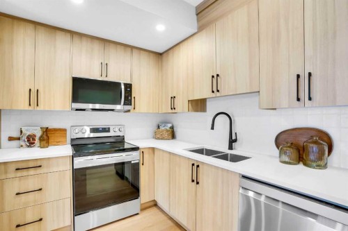 4711 19 Avenue Nw, Calgary, AB - Indoor Photo Showing Kitchen With Double Sink With Upgraded Kitchen