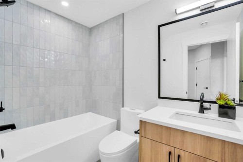 4711 19 Avenue Nw, Calgary, AB - Indoor Photo Showing Bathroom