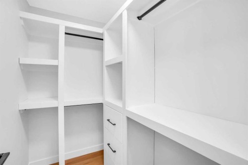 4711 19 Avenue Nw, Calgary, AB - Indoor With Storage