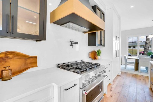 4711 19 Avenue Nw, Calgary, AB - Indoor Photo Showing Kitchen With Upgraded Kitchen