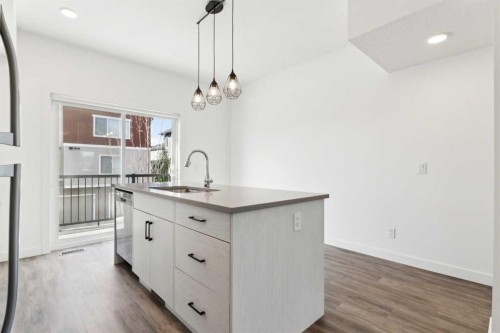 703-24 Rivercrest Drive, Cochrane, AB - Indoor Photo Showing Kitchen