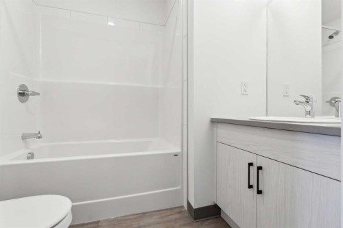 703-24 Rivercrest Drive, Cochrane, AB - Indoor Photo Showing Bathroom