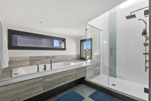 2217 17 Street Sw, Calgary, AB - Indoor Photo Showing Bathroom