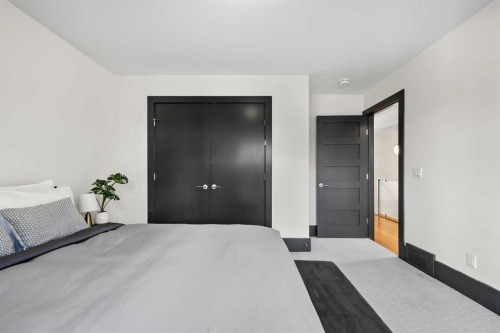 2217 17 Street Sw, Calgary, AB - Indoor Photo Showing Bedroom