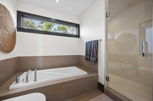 2217 17 Street Sw, Calgary, AB - Indoor Photo Showing Bathroom