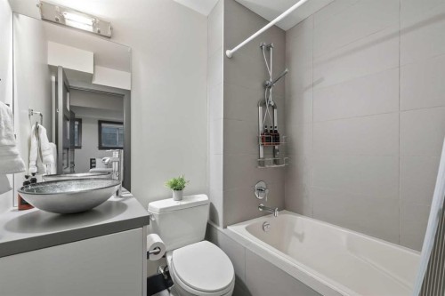 2217 17 Street Sw, Calgary, AB - Indoor Photo Showing Bathroom