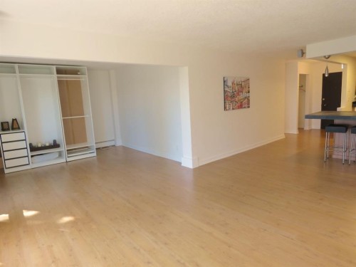 204-328 Cedar Crescent Sw, Calgary, AB - Indoor Photo Showing Other Room
