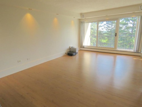 204-328 Cedar Crescent Sw, Calgary, AB - Indoor Photo Showing Other Room