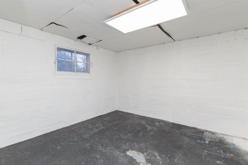 2820 Parkdale Boulevard Nw, Calgary, AB - Indoor Photo Showing Other Room