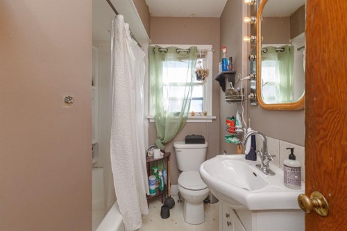 2824 Parkdale Boulevard Nw, Calgary, AB - Indoor Photo Showing Bathroom