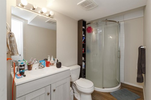 2824 Parkdale Boulevard Nw, Calgary, AB - Indoor Photo Showing Bathroom