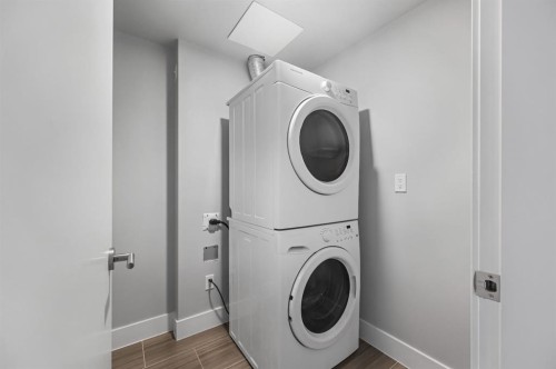 1102-519 Riverfront Avenue Se, Calgary, AB - Indoor Photo Showing Laundry Room